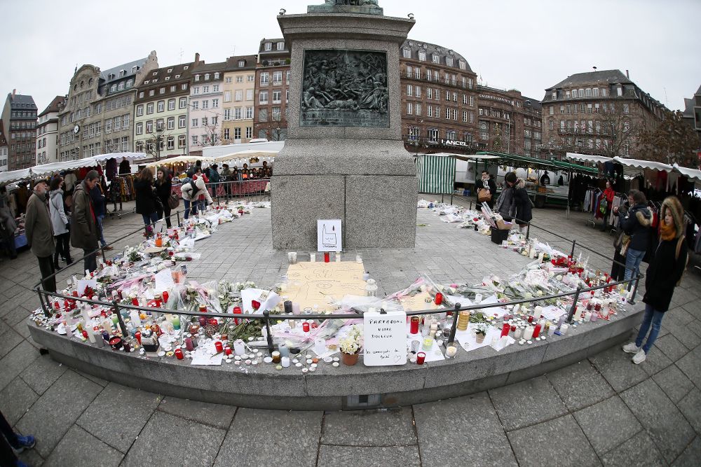 Flores, velas y mensajes cerca del mercadillo de Navidad donde se produjo el atentado en Estrasburgo.