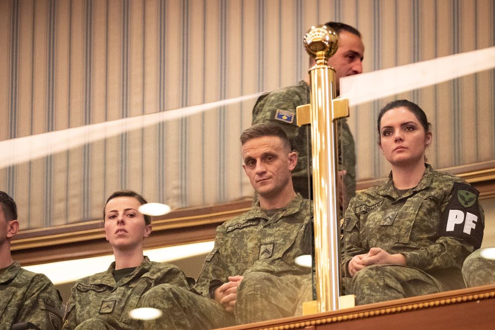Soldados asisten a la sesión plenaria del Parlamento en la que se aprobó la creación de un ejército propio en Pristina, Kosovo.