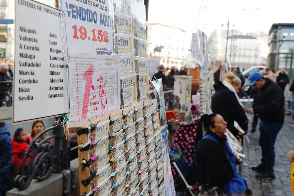 Vista de un puesto de venta de décimos para la Lotería de Navidad, en la Puerta del Sol de Madrid.