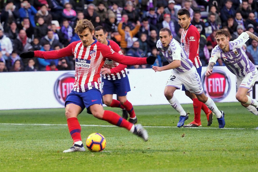 El delantero francés del Atlético de Madrid Antoine Griezmann (i) consigue de penalti el segundo gol de su equipo.