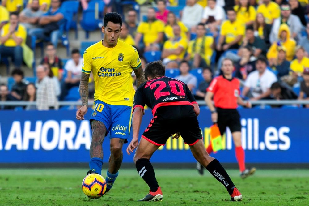 El centrocampista de la UD Las Palmas Sergio Araujo (i) pelea un balón con el centrocampista del CD Tenerife Iker Undabarrena.