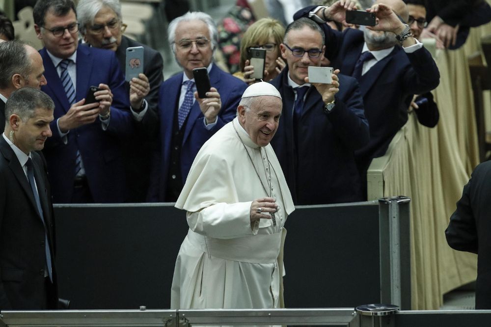 El papa Francisco llega a su tradicional audiencia general de los miércoles en la sala Nervi, en el Vaticano.