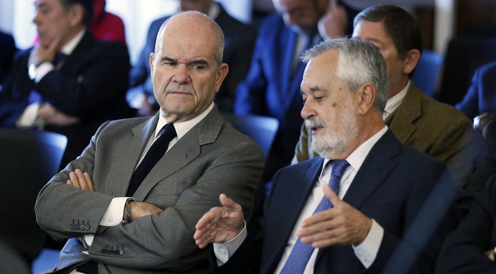 Los expresidentes de la Junta Manuel Chaves (i) y José Antonio Griñán, junto a otros ex altos cargos del Gobierno andaluz, vuelven hoy al banquillo de los acusados, en la recta final del juicio.
