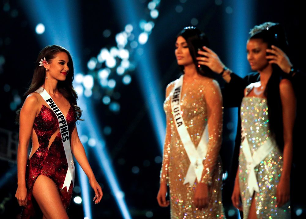 La nueva Miss Universo 2018, la filipina Catriona Gray (i), pasa delante de las candidatas de Sudáfrica Tamaryn Green (d) y de Venezuela Sthefany Gutiérrez (2-d), que fueron coronadas primera y segunda dama de honor respectivamente.