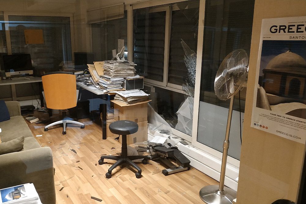 Daños materiales ocasionados en un despacho tras la explosión de una bomba frente al edificio de la cadena de televisión privada Skai, en Grecia.