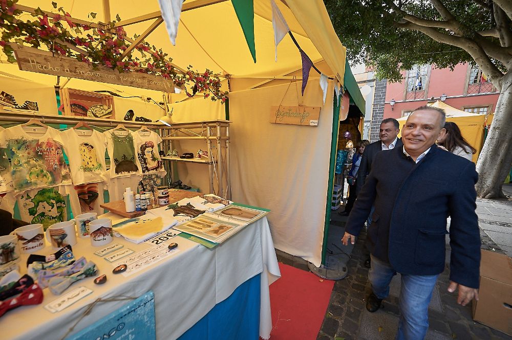Efraín Medina visita la Feria de Artesanía en Reyes.