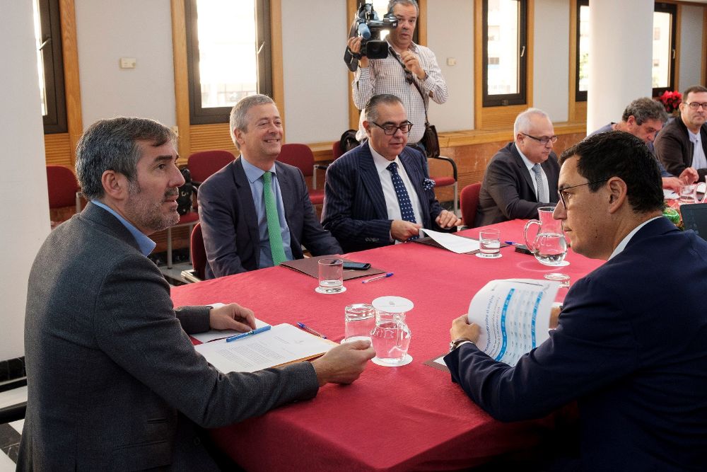 El presidente del Gobierno de Canarias, Fernando Clavijo (i), preside la reunión hoy con su Consejo Asesor, del que forman parte los responsables de la Confederación Canaria de Empresarios, la CEOE y los sindicatos CCOO y UGT. 