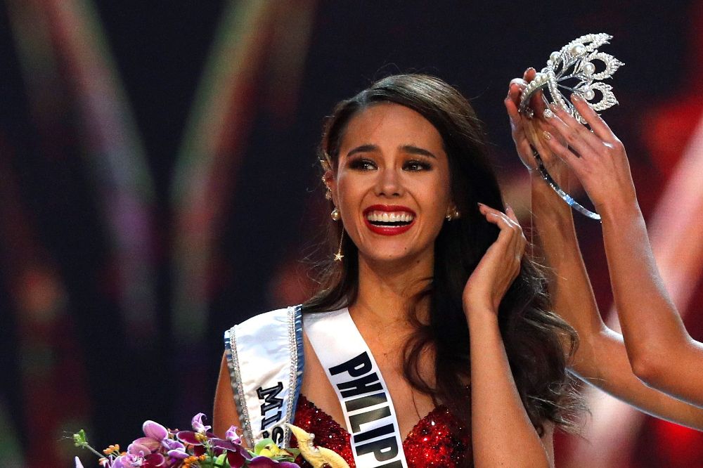 La filipina Catriona Gray posa tras ser coronada Miss Universo 2018 en la gala de Miss Universo 2018.