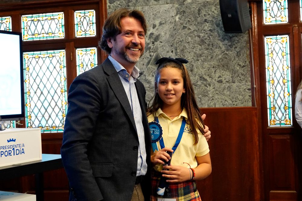 Carlos Alonso felicita a la niña por su elección.