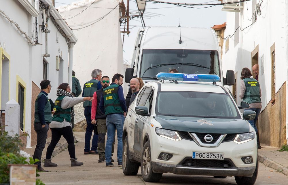 La Guardia Civil en la calle donde vivía Laura Luelmo, en El Campillo, para buscar pruebas.