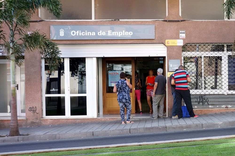 Las altas tasas de paro lastran la competitividad. En la imagen, una oficina de empleo de Tenerife.