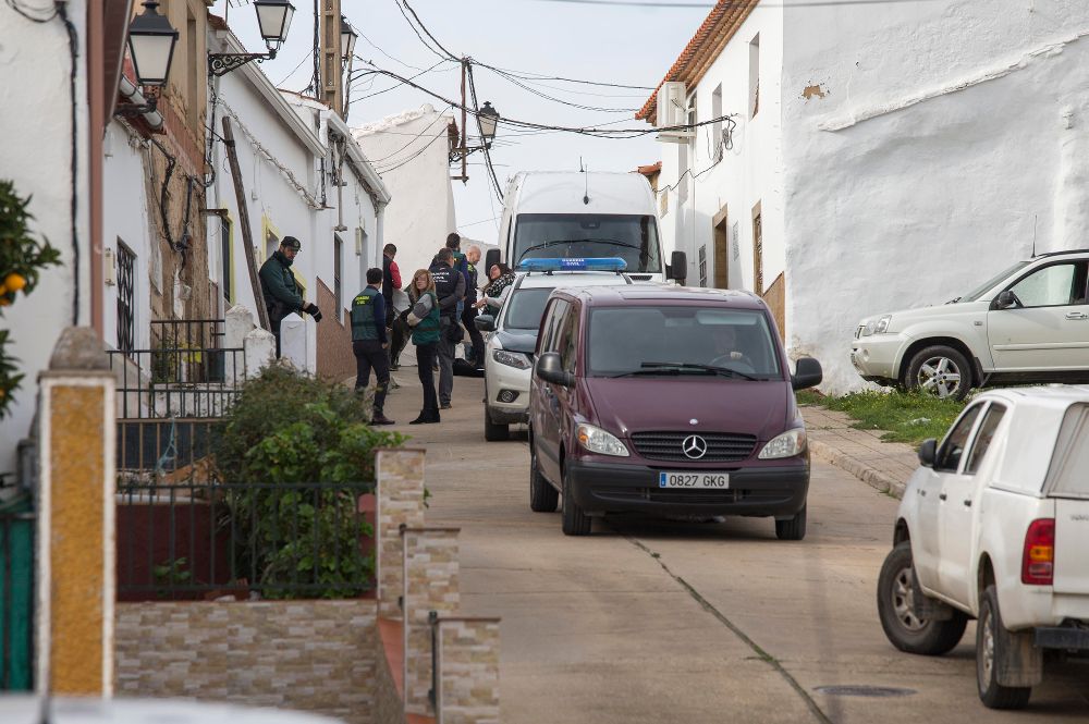 Registro de la Guardia Civil en la calle donde vivía Laura Luelmo en El Campillo.