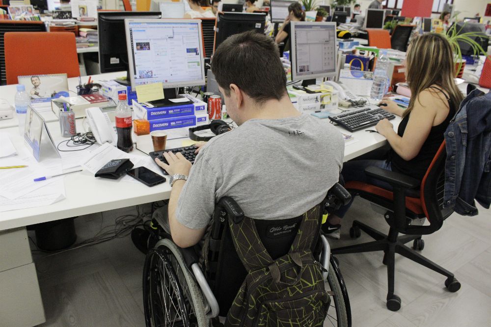 Un joven trabajador en silla de ruedas.