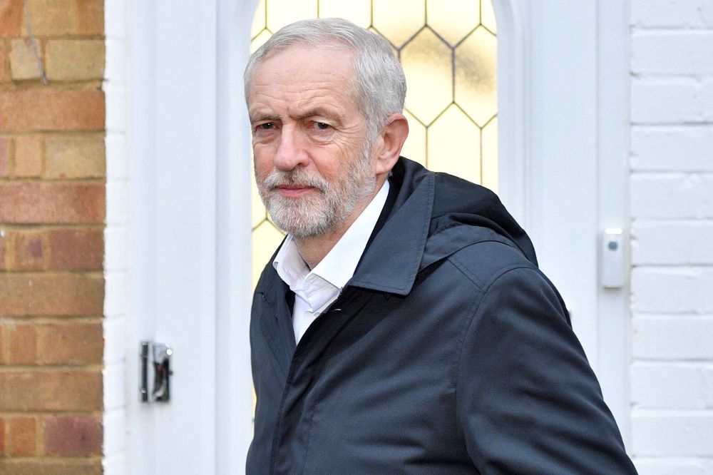 El líder del Partido Laborista, Jeremy Corbyn, sale de su residencia en Londres.