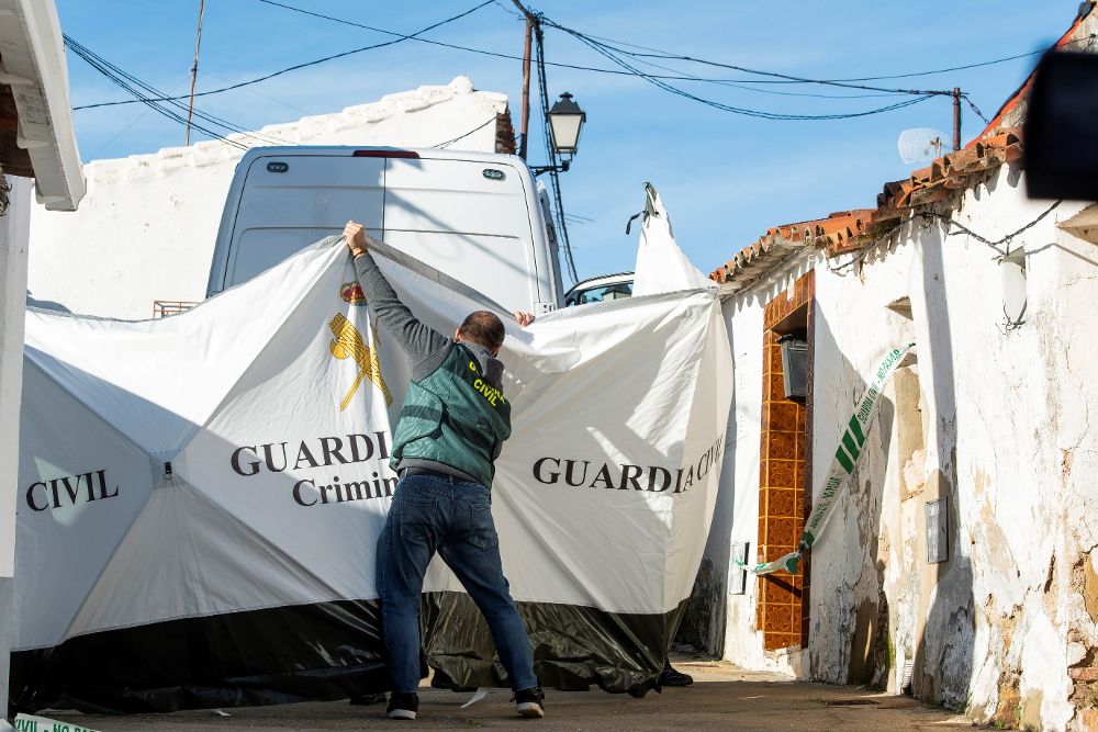 Agentes de la Guardia Civil perimetran el entorno de la casa de Bernardo Montoya.