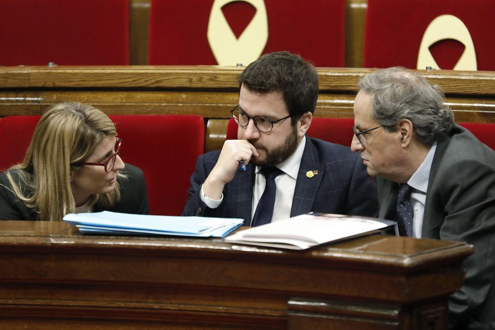 El presidente de la Generalitat, Quim Torra (d) junto al vicepresidente del Govern y conseller de Economía, Pere Aragonès, y la consellera de la Presidencia, Elsa Artadi.
