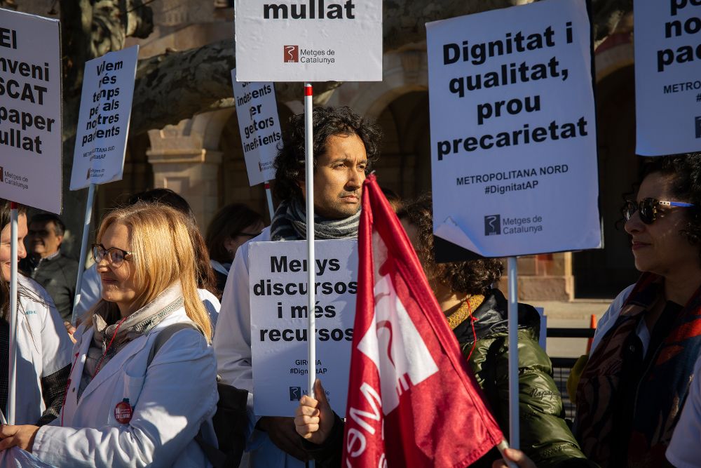 Médicos catalanes del sector público en la atención primaria y del concertado en la hospitalaria, sociosanitarios y de salud mental protestan ante el Parlamento de Cataluña.