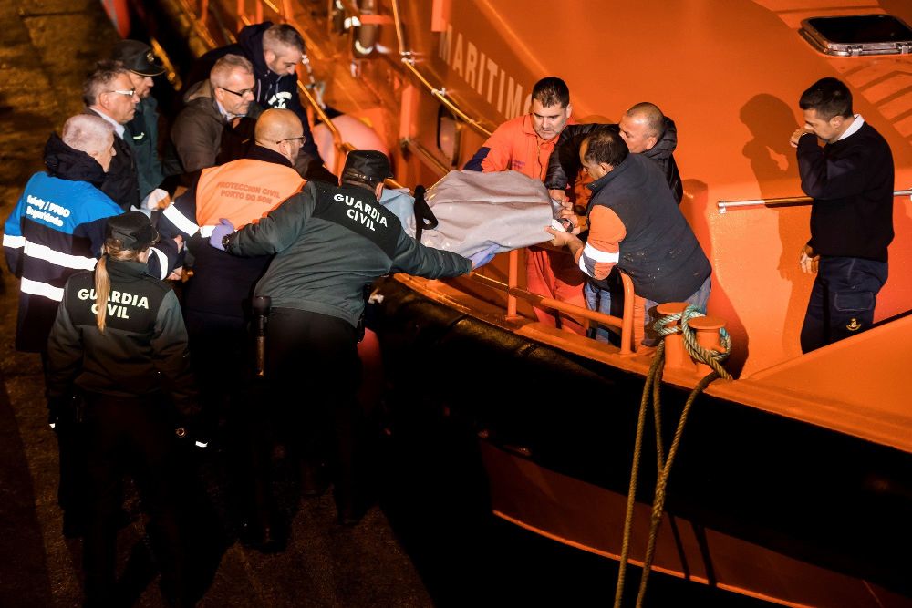 Los cuerpos de dos de los tres marineros fallecidos en el naufragio del pesquero "Sin Querer Dos", en Fisterra, son desembarcados de la Salvamar Regulus en Porto do Son (A Coruña).