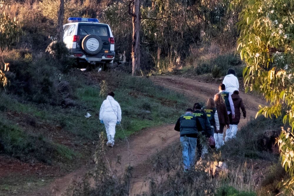 Efectivos de la Guardia Civil inspeccionan el paraje La Mimbrera en el término municipal de El Campillo (Huelva) donde se ha encontrado el cadáver de la joven.