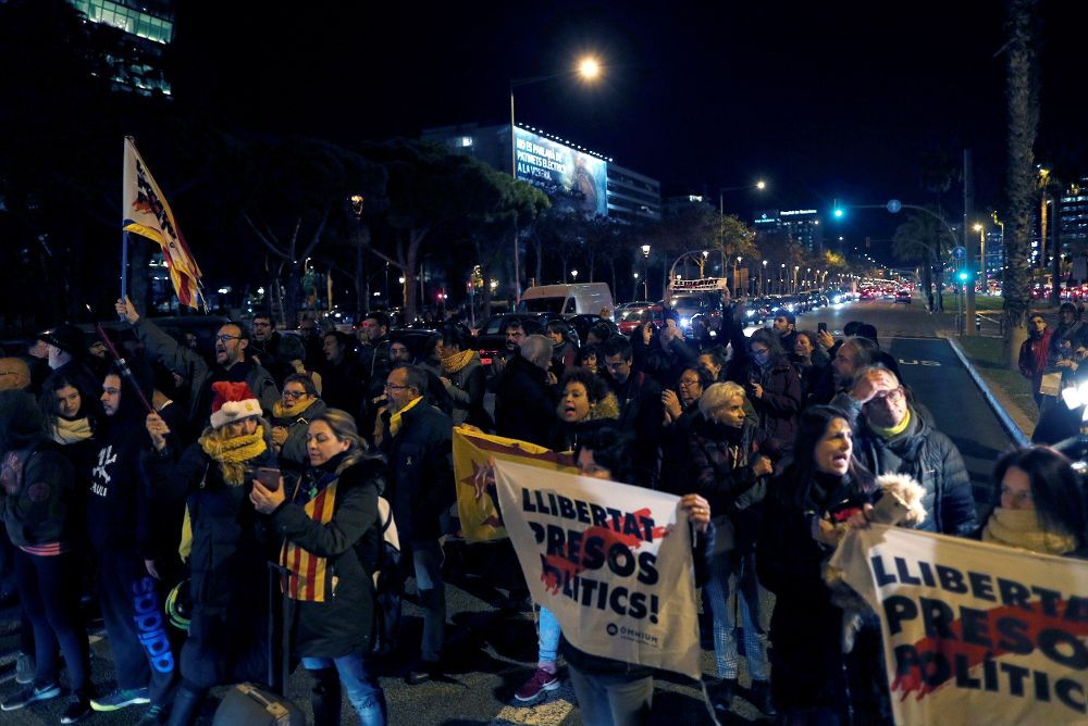 Protestaa a las puertas del Sofía Hotel Barcelona donde se va a celebrar una cena con motivo del acto organizado por Fomet del Treball y al que asistirán Pedro Sánchez y Quim Torra.