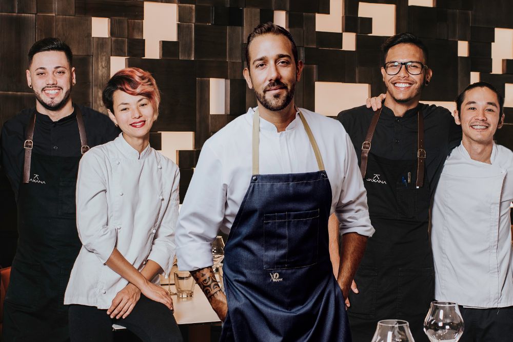 El chef Nacho Hernández y el resto del equipo del restaurante.