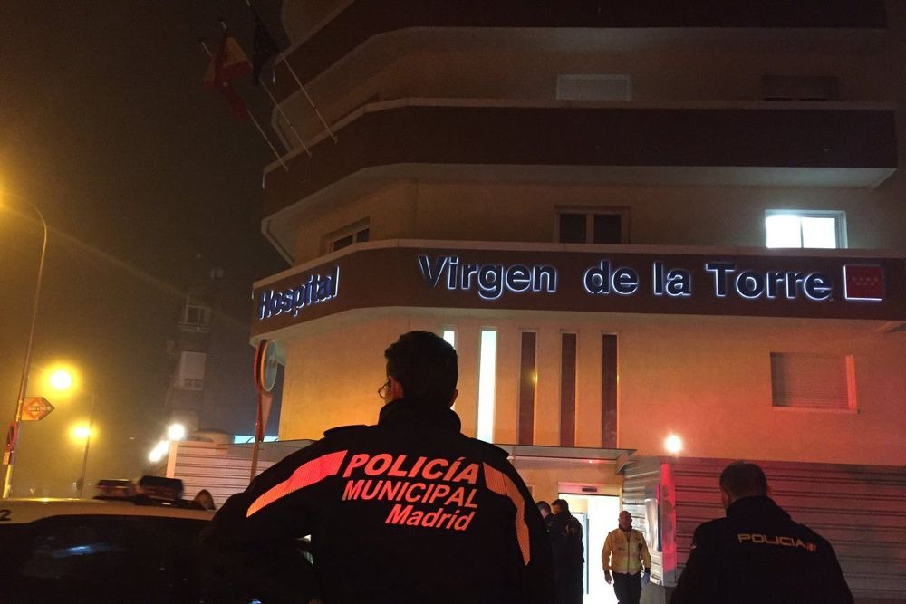 Imágenes del twitter de Emergencias Madrid en las puertas de un hospital en el distrito de Villa de Vallecas, en Madrid, donde un hombre de unos 30 años ha fallecido por varios disparos.
