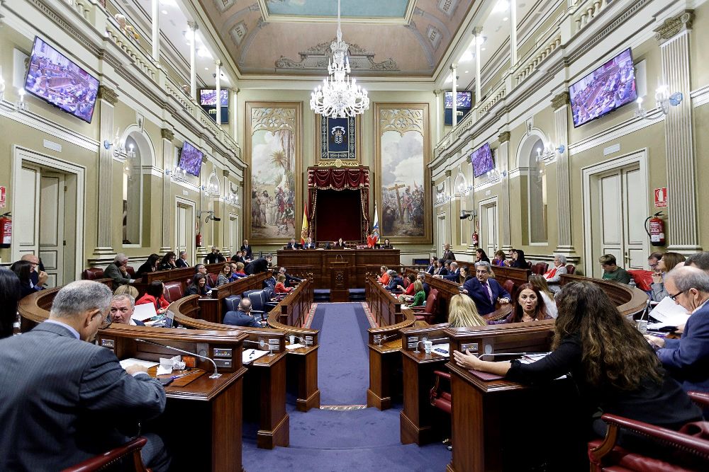 Un momento del pleno del Parlamento de Canarias.