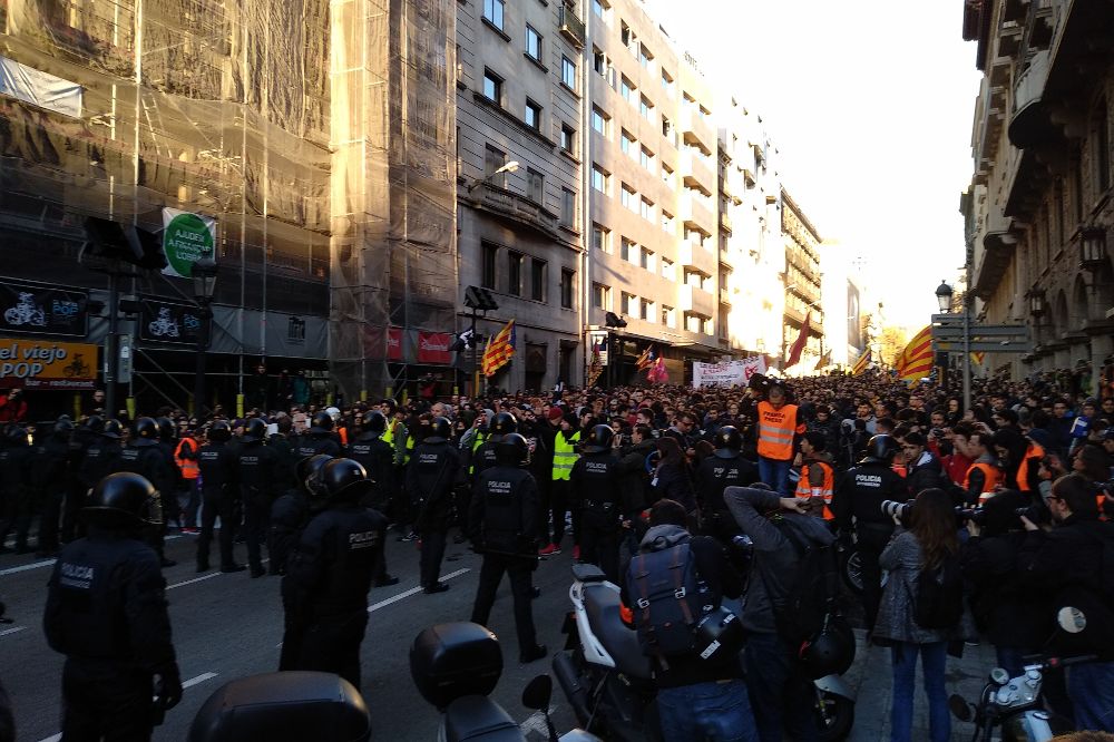 Manifestantes de los CDR y Mossos d'Esquadra en la Via Laietana de Barcelona.