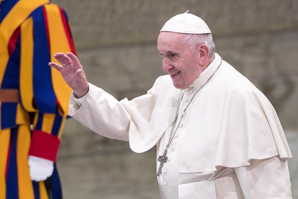 El papa Francisco saluda a los feligreses durante su audiencia general de los miércoles en el Aula Pablo VI del Vaticano.