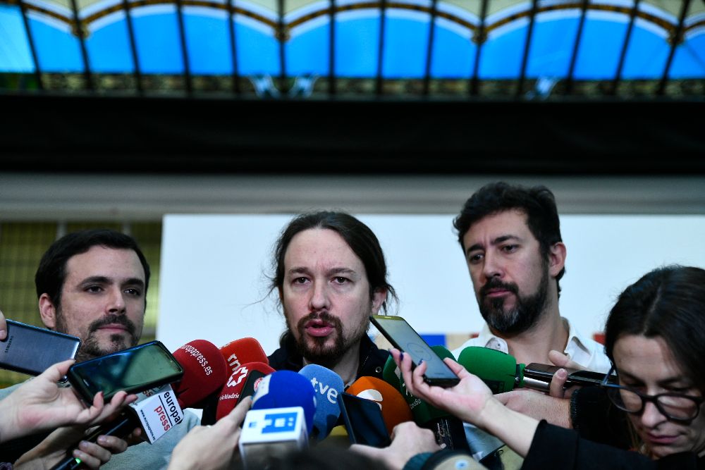 El coordinador federal de IU, Alberto Garzón; el secretario general de Podemos, Pablo Iglesias, y el portavoz de En Marea, Antón Gómez-Reino en declaraciones a los medios.