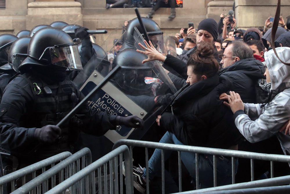 Mossos d'Esquadra frente a simpatizantes independentistas que protestan en las inmediaciones de la Llotja de Mar de Barcelona.