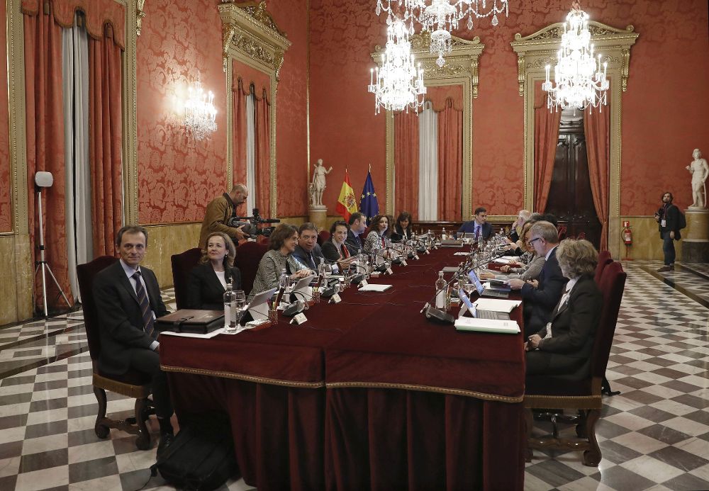 El presidente del Gobierno, Pedro Sánchez (c) junto a los miembros de su gabinete, durante la reunión del Consejo de Ministros que se celebró hoy en la Llotja de Mar de Barcelona.
