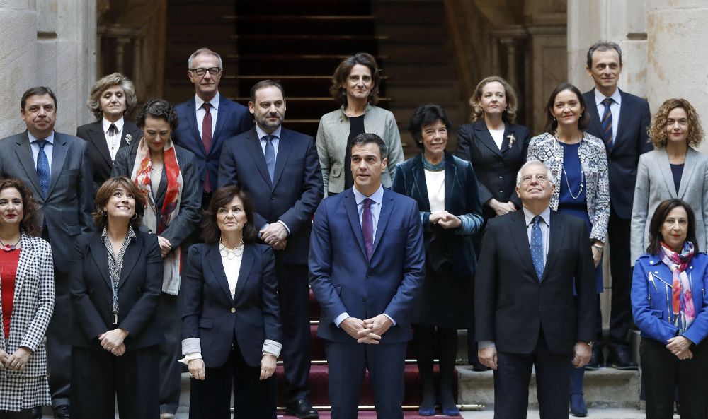 El presidente del Gobierno, Pedro Sánchez (c), junto a los miembros de su gabinete, posa para la foto de familia momentos antes de la reunión del Consejo de Ministros.