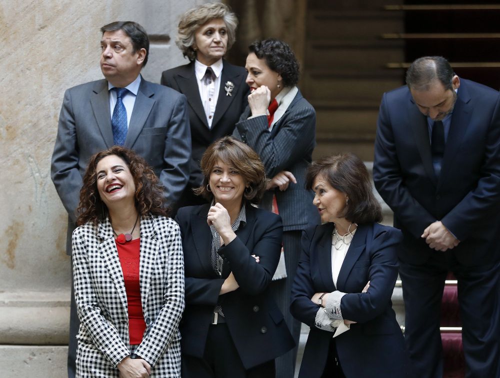 Varios miembros del Gobierno posan para la foto de familia momentos antes de la reunión del Consejo de Ministros.
