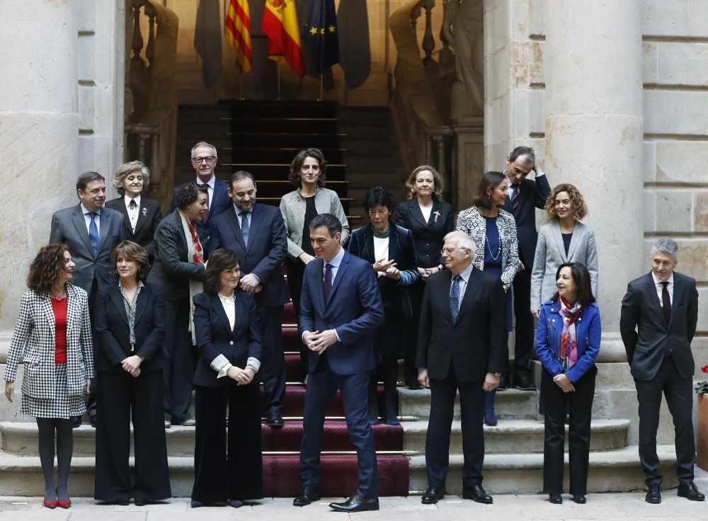 El presidente del Gobierno, Pedro Sánchez (c), junto a los miembros de su gabinete, posa para la foto de familia momentos antes de la reunión del Consejo de Ministros.