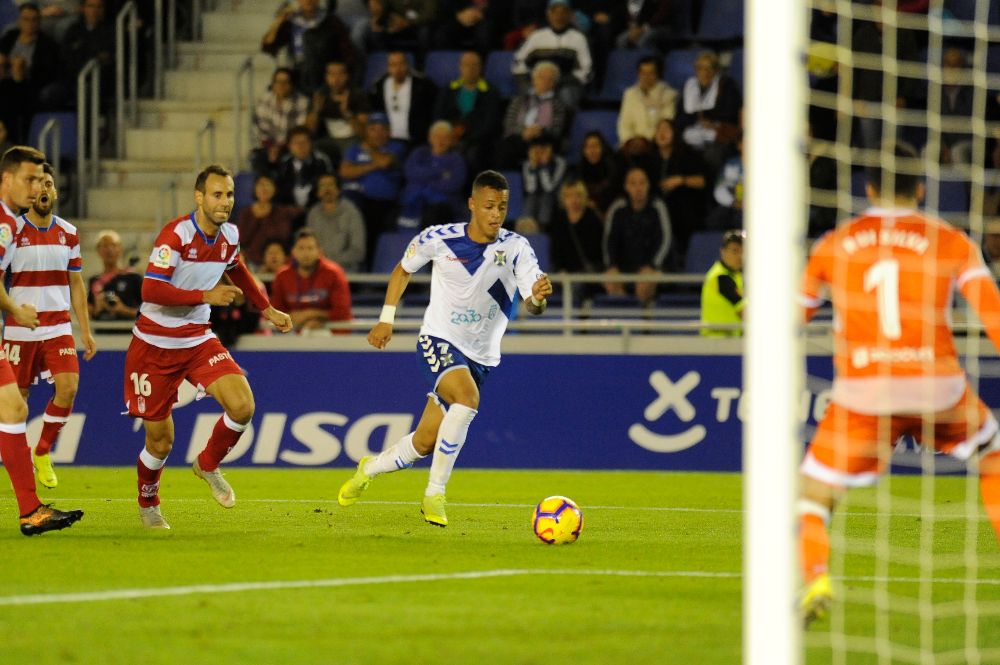 Joao Rodríguez encara la portería del Granada para hacer el 1-1.