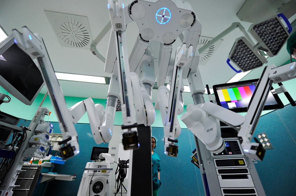 El robot Da Vinci cuenta con cuatro brazos: dos para operar, una cámara y otra para separar los demás brazos.