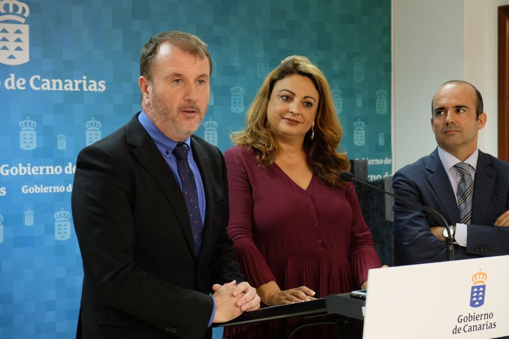 Sergio Alonso (i), junto a la consejera de Empleo y Políticas Sociales del Gobierno de Canarias, Cristina Valido.