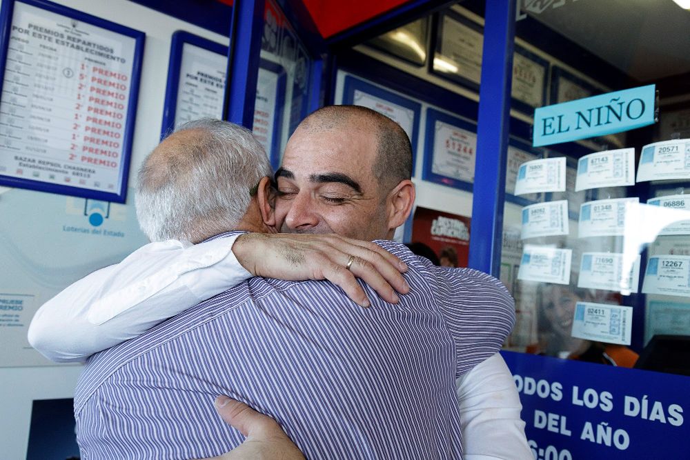 Los dueños de la Administración de Lotería de la gasolinera, José Ángel González Martín (d) y su padre, José Miguel González, celebran haber repartido tanta suerte:Ramón de la Rocha (EFE)