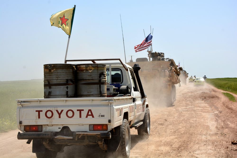 Imagen de archivo de una comitiva de tropas estadounidenses (d) junto a una milicia del grupo kurdo Unidades de Protección Popular mientras patrullan en la ciudad al-Darbasiyah.