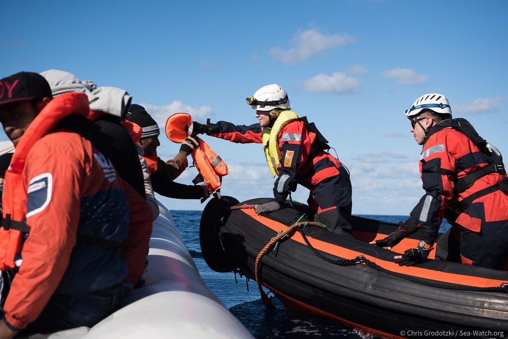 Inmigrantes rescatados por el 'Sea Watch 3' en el Mediterráneo.