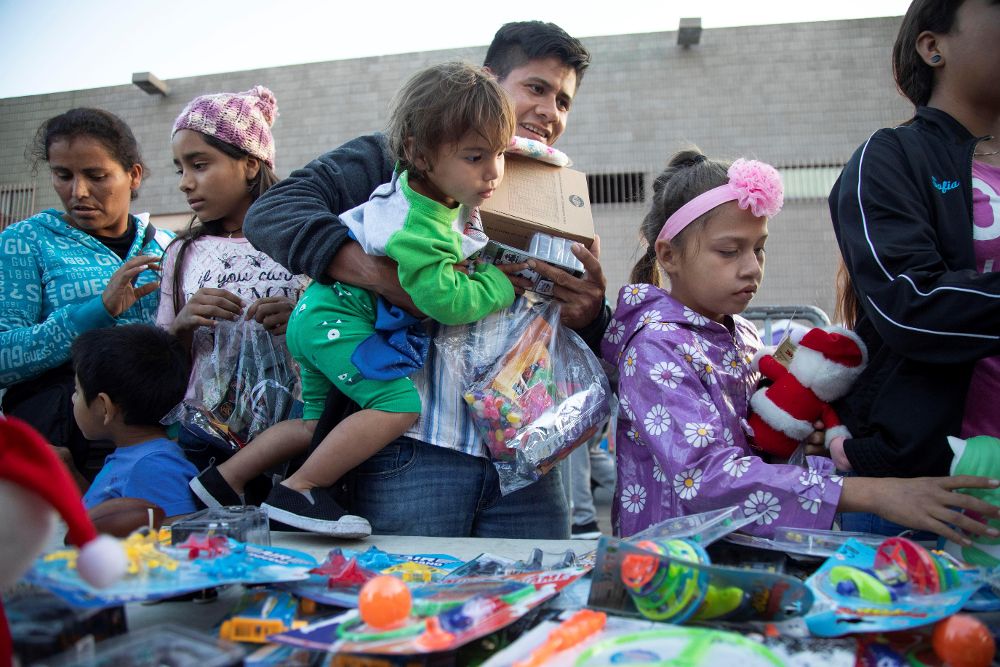 Migrantes centroamericanos ubicados en el albergue Contra Viento y Marea celebran la Nochebuena tras una congregación religiosa en la frontera de México con Estados Unidos.