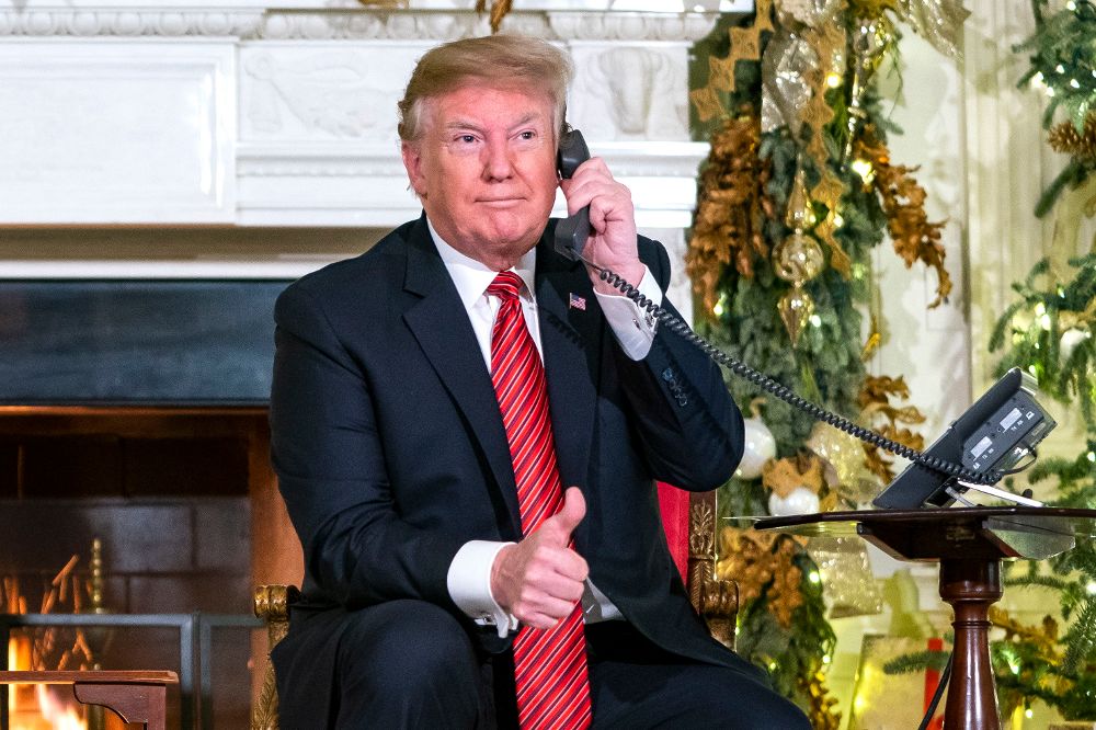El presidente Trump habla con la niña que llamó al Mando de Defensa Aeroespacila preguntando por Santa Claus.
