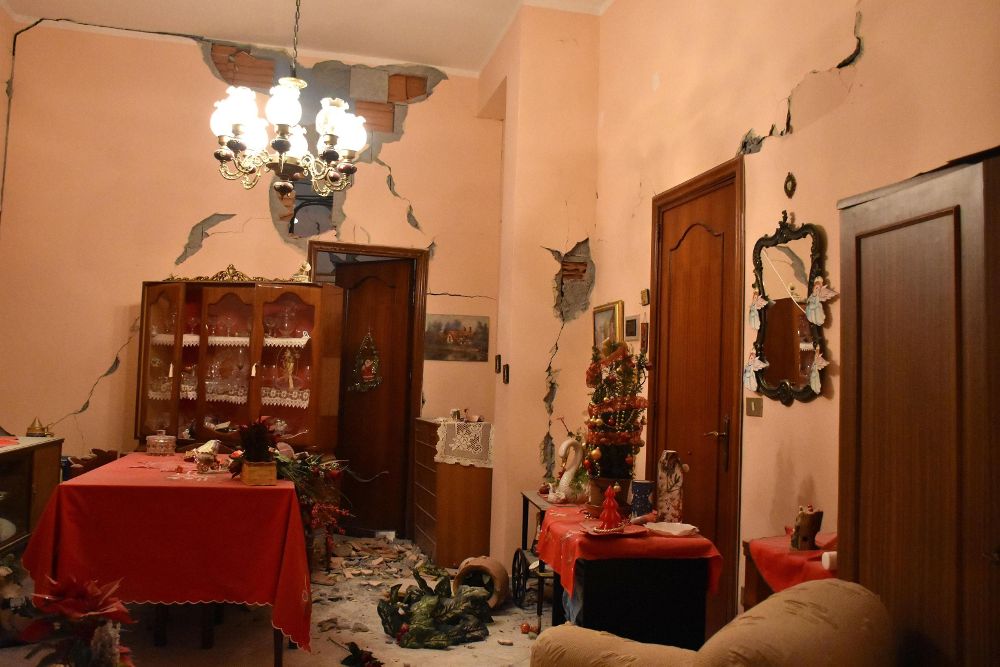 Vista del interior de una vivienda tras un terremoto en la localidad siciliana de Fleri, en la provincia de Catania.
