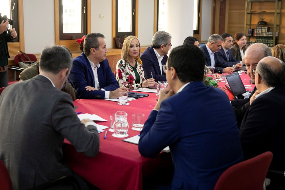 El presidente de Canarias, Fernando Clavijo (i), durante la reunión que mantuvo con los portavoces de los distintos grupos parlamentarios.