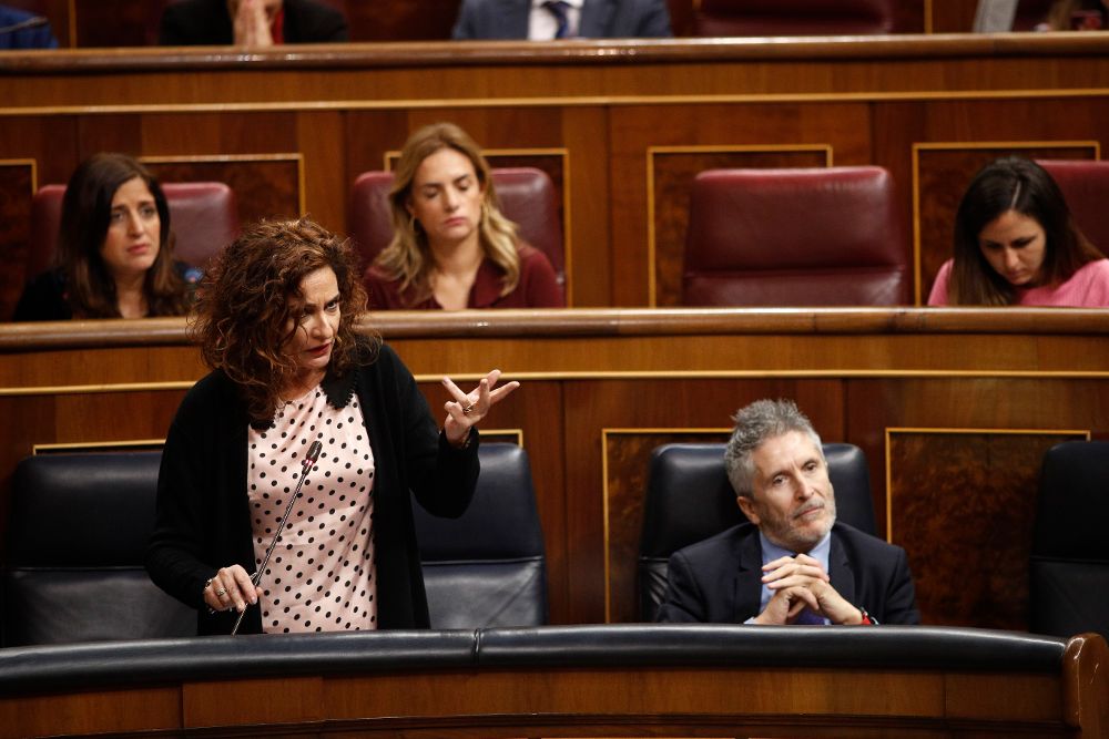 La ministra de Hacienda, María Jesús Montero, interviene desde su escaño en el Congreso de los Diputados.