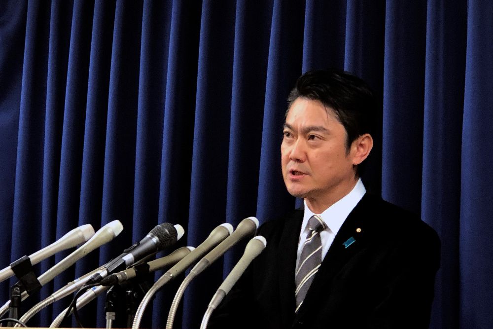 El ministro de Justicia de Japón, Takashi Yamashita, da detalles en una rueda de prensa sobre el ajusticiamiento de dos reos que habían sido condenados a la pena de muerte en 2004. 
