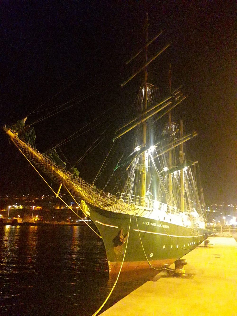 El velero "Alexander von Humboldt II", atracado en La Palma la noche de Navidad.