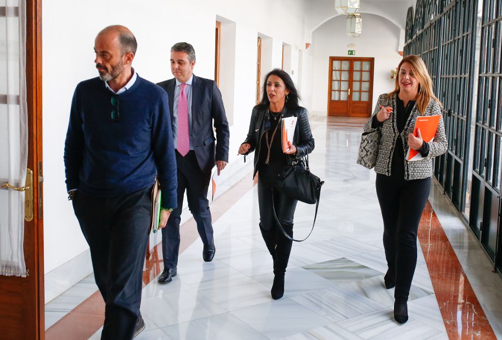 La diputada electa por la provincia de Almería Marta Bosquet (C), junto con distintos representantes de perfil técnico designados por la formación naranja para negociar con el PP.