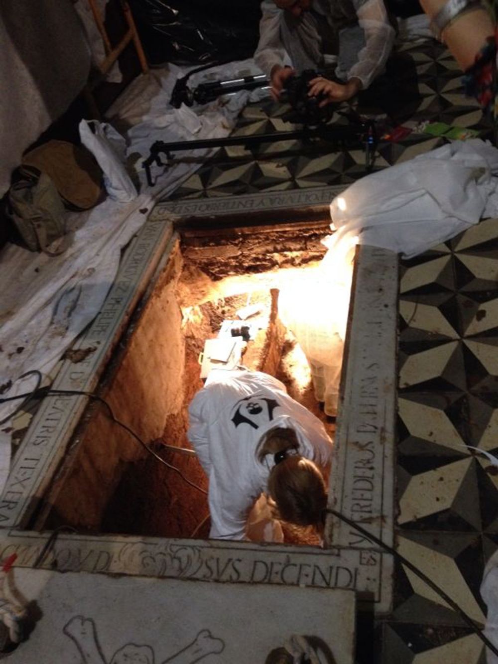Excavación en el sepulcro de Amaro Pargo.